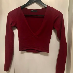 Vinröd topp från newyorker - Skriv privat till mig ifall du vill ha fler bilder eller se plagget på. Kunden står för frakten. 