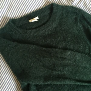 Tjocktröja - Superfin mörkgrön tröja från hm, som är i superbra skick! Frakten kostar 39:- och jag tar emot swish:) kolla in min profil för fler snygga och billiga kläder mm! Första bilden är bäst med färgen:) budgivning!! Men köp direkt för 200:- inklusive frakt!😊