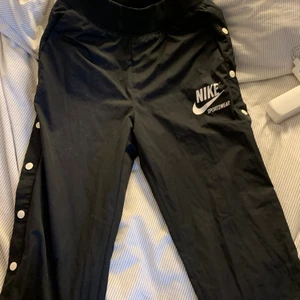 Söta Nike byxor  - Jätte coola Nike byxor som går att knäppa upp på sidorna 