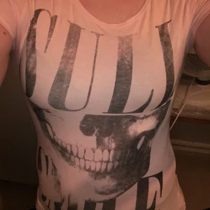 T-shirt - T-shirt med tryck. Köper man fler plagg så kan jag skicka det i samma paket om det önskas 