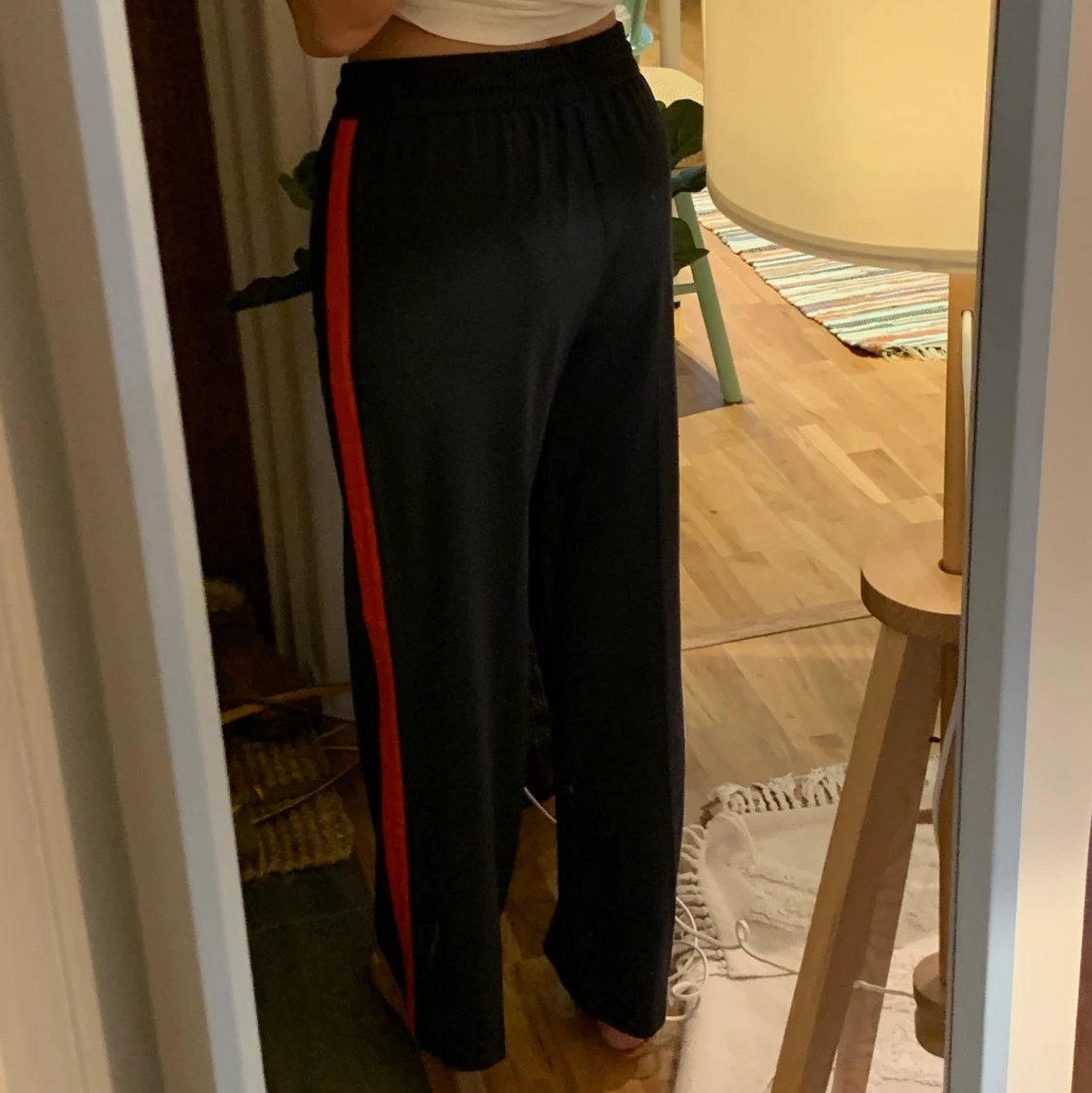 Marinblå byxor med röda ränder - 91