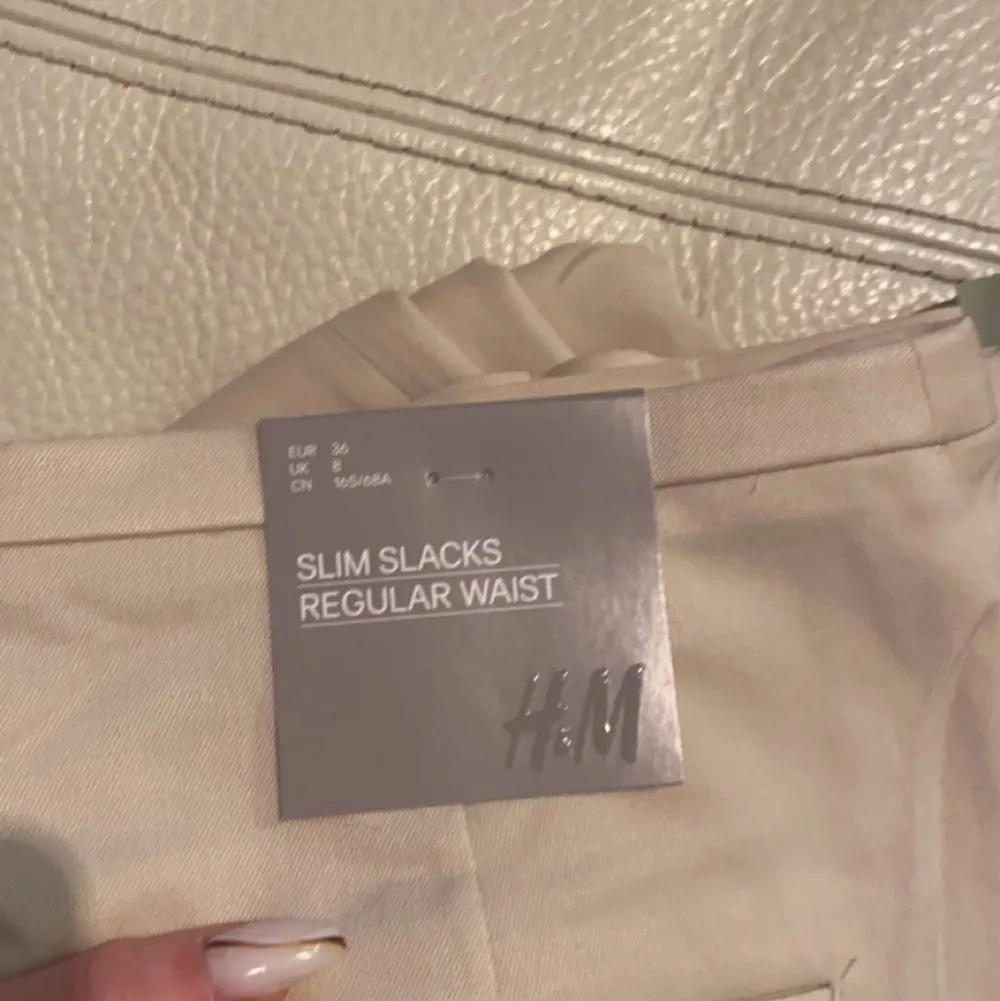 Helt oanvända beigea slacks från HM storlek 36, passar Stprlek S. säljer på grund av dubbelköp 😊 köparen står för eventuell frakt . Jeans & Byxor.