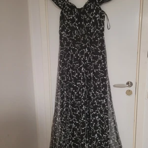 Shoulder drop dress Size L (40/42) - Shoulder drop long dress, the dress is feminine and has beautiful details. worn once but there are no more occasions for me to wear it. It has no flaws.