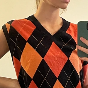 Sweater vest från park lane  - Bekväm och lätt att klä i lager med, eller ha för sig själv. Stretchiga i tyget, storlek L men kan andvändas som overzised för mindre storlekar. 