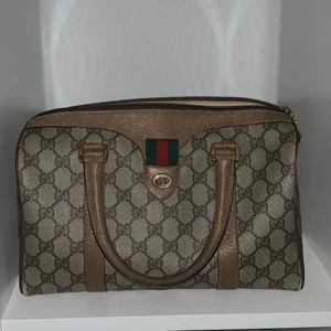 Vintage Gucci väska - Äkta vintage Gucci väska, bra skick med små slitningar, köptes på miinto i sommras kvitto medföljer 