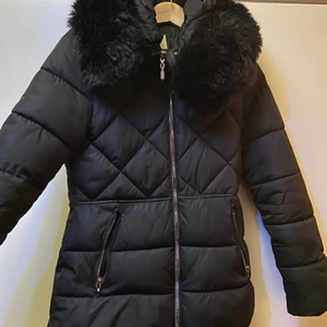 Vinterjacka  - Storlek 34/36. Jättefin och varm, inte äkta päls