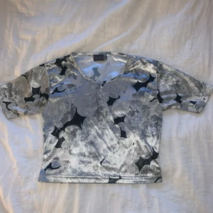 Silvrig partytop - En silvrig partytop med blommor. Bra skick. 