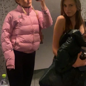 Babyrosa north face jacka💗👅👛🦩🌸 - Såå snygg babyrosa north face jacka i strl S. Säljer bara då jag inte får tillräckligt mycket användning för den😩