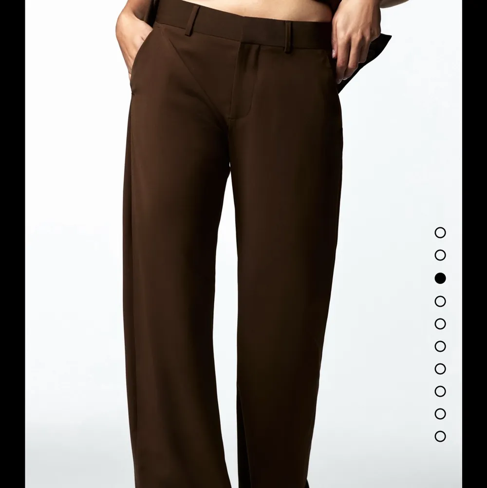 Säljer dessa trendiga ”herr kostymbyxor” från zara i färgen brun!! Sjukt snygga men för stora för mig! Prislappen är kvar och de är endast testade!. Jeans & Byxor.