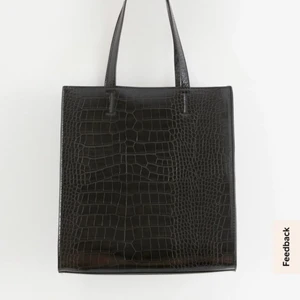 Handväska - En rymmlig och stor handväska som endast är använd 2 gånger. Säljer på grund av att jag har en liknande. Den är i nyskick. Nypris 499:-