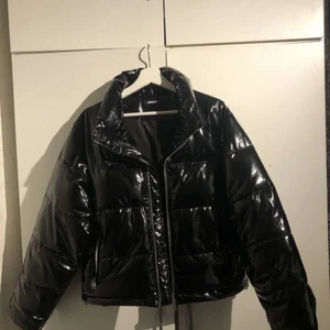 Puffar jacka - Svart pufferjacka från Gina tricot, använd fåtal gånger