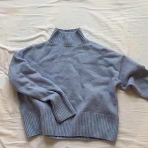 Blå tröja från & other stories - Säljer denna superfina ljusblåa finstikade tröja från & other stories💗 den är använd ca 5 gnr och är i helt ok skick❤️ frakt ingår i priset😘