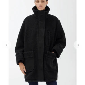 Oanvänd Arket Pile Moleskin Coat - Oanvänd jacka från Arket storlek 34. Slutsåld i webbsidan. Det är ny och taggen finns kvar, det blev för stort och missade returen. Det är tung och varm (60% polyester och 40% ull).