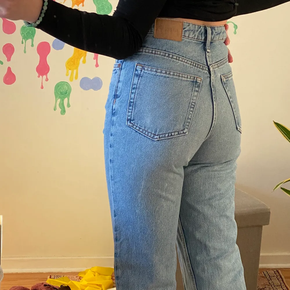 jeans från weekday i modellen lash. det står på lappen att innersömmen är 30inches, men i verkligheten är den 28, så den riktiga storleken är W26 L28. Jeans & Byxor.