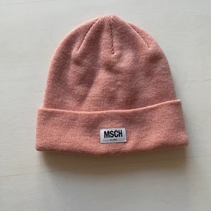 Mössa från Moss Copenhagen  - Rosa mössa från det danska märket Moss Copenhagen. Knappt använd. 50% akryl, 50% ull. 