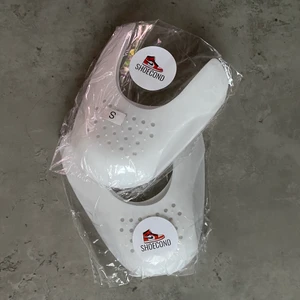 Creaseskydd - Säljer creaseskydd i två olika storlekar! Storlek S är 36-41 och Storlek M är 42-47! Har flera stycken utav Böda storlekarna. Finns även Af1 badges och skosnören!