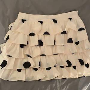 Vit kjol med svarta prickar från ASOS i storlek 14🤗