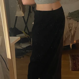 Svart kjol - En svart långkjol<3 har en slits på baksidan! 
