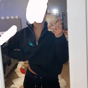 Tröja  - Kofta utan luva med en liten dragkedja från lager 157. Oanvänd så den är i bra skick. Nypris 150kr.