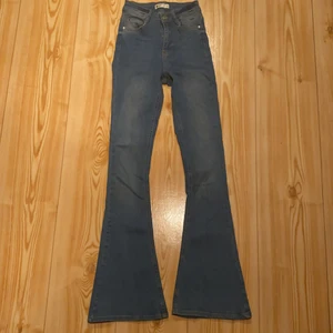 Bootcut jeans - Säljer dessa ljusblå bootcut jeans från Gina i strl Xs. Knappt använda. Kontakta mig om du är intresserad💕