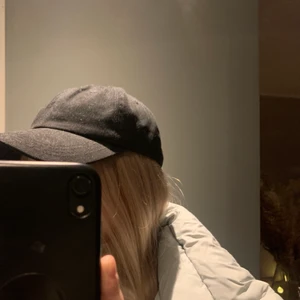 Keps  - Säljer min fina keps från Bikbok då den aldrig kommer till användning, använd 2 gånger och köpt för bara några månader sen🤎 nypris var 249kr