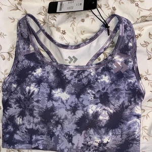 Sport bh  - Sport bh som inte kom till användning. Den har inlägg för brösten. Nypris 100kr