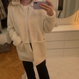 Jacka HM Teddy  - Tjock och varm till vintern!  Den är i fint skick, köpt för 500kr Storlek 36 Köpare står för frakt