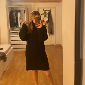 Stickad klänning madlady  - Snygg svart stickad klänning ifrån nakd perfekt för höst och vinter 🥶 Endast använd 2 gånger! Mitt pris inkl frakt🖤🙌🏼