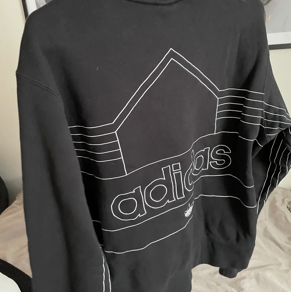 Jättesnygg adidas sweatshirt som tyvärr är lite liten för min smak, storlek S✨ köpt för 700kr på Åhléns, säljer för 100kr + frakt. Hoodies.