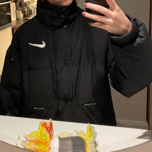 Nike dunjacka - Snygg Nike puffjacka i herrstorlek s. Sitter väldigt översize på mig som är 163 så hade också passat längre. Har små slitningar på insida arm som jag fyller i med svart då det inte syns. Det är äkta dun så väldigt varm och skön. Nypris över 1000. Frakt ingår inte men kan mötas i Stockholm. 