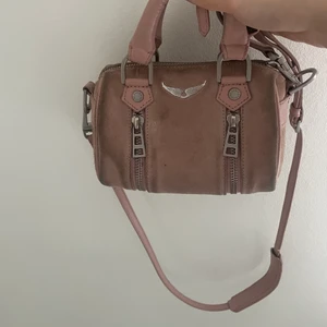 Zadig sunny bag  - 💕INTRESSEKOLL💕 på min älskade Zadig sunny nano bag i mocka. Väskan är i använt skick samt att mockan är sliten. Helt slutsåld och väldigt svår att få tag på. Smutsig men går att lämna in på mocka tvätt om man skulle välja det. Buda!!💕 