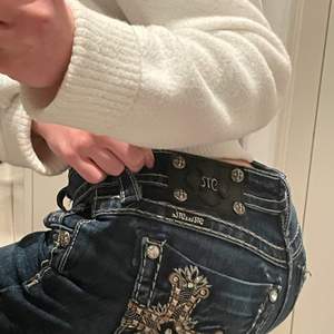Unika snygga low waisted jeans från miss me. De är mammas gamla och går därför inte att få tag på! Jag skulle säga att jeansen motsvarar 34 i zara jeans. Skriv bara om du har någon fråga 🙋🏽‍♀️💞🎸