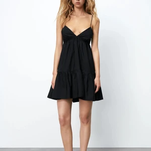 Svart zaraklänning - Säljer denna superfina klänning från zara i storlek s som tyvärr inte kommer till användning. Säljer för 250+frakt. Bilderna är från Zaras hemsida men kan skicka mer bilder ifall det önskas. 