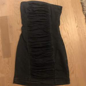 En tight minidress (ca 67 cm lång) i jeans från mötivi. Säljer för den är för liten för mig. 