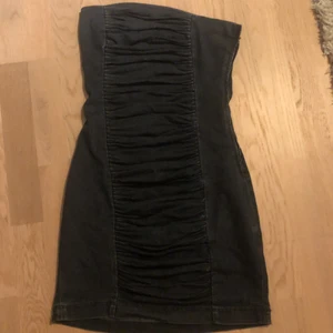 Klänning  - En tight minidress (ca 67 cm lång) i jeans från mötivi. Säljer för den är för liten för mig. 