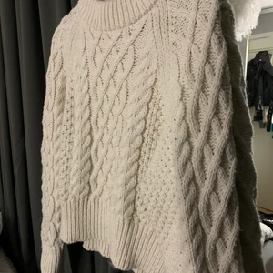 stickad tröja - säljer min stickade tröja från hm som inte alls använts mycket, tröjan köptes för 399kr på hm och är i storlek M men passar dom flesta beroende på hur man vill att den ska sitta!! ✨✨skriv privat för fler bilder med tröjan på🥰🥰🥰