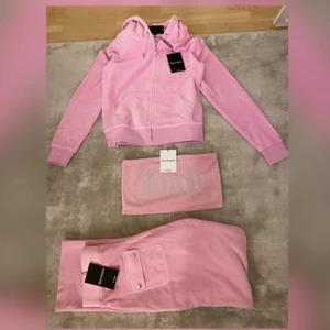 Juicy Couture - Allt på bilden säljs och allt är i storlek S. Alla plagg är dessutom HELT nya och oanvända, med prislappen kvar.  Byxor: 800 kr Kofta: 800 kr Bandeau top: 300 kr Paketpris: 1650 kr                            Har av er vid frågor!😊🎀             #JuicyCouture #Juicy #mjukis #mjukissett #kofta #bandeautop #byxor #mjukisbyxor #Zara #Nakd #hoodie