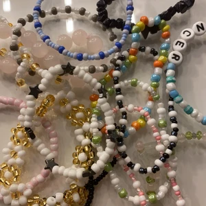Armband - Säljer nu dessa armband. Jag väljer 4 slumpmässiga för ett billigt pris, ni kan ge önskemål vid köp! Kan vara med pärlor, sead beeds, smileys, kristaller m.m. 25:- (gratis frakt) Priset gäller för 4!
