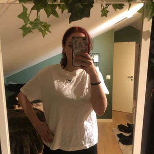 Nike t-shirt  - Vit t-shirt från Nike. Boxig fit.