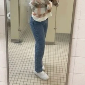 raka jeans strl S - långa raka jeans ifrån shein, lite strechiga, knappt använda 