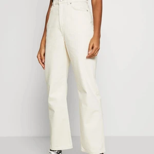 Raka jeans - Högmidjade, äggvita jeans från Weekday. Säljer för jag inte använder. W26 L30