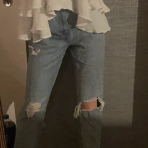 Gina Tricot Jeans - Säljer ett par snygga jeans från Gina Tricot (då dem ej kommer till användning längre). Dem är i storlek 32 (och slutsålda på deras sida). Jag kan mötas upp eller frakta (köparen står för frakten)💓