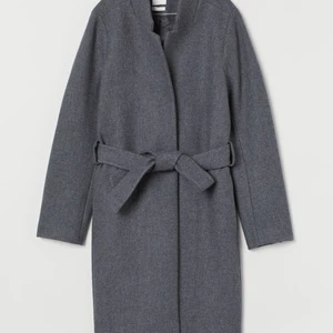 HM ullkappa strl 38 - Fin kappa i ullblandning fint skick, strl 38. Nypris 999kr säljes för 400kr med spårbar frakt 