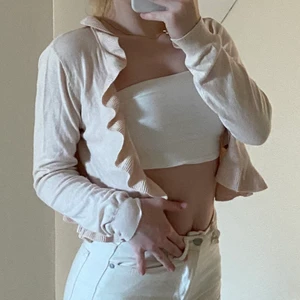 Söt kofta - Söt beige/rosa kofta med volanger köpt på standsmissionen (från h&m) storlek M men passar mig som vanligtvis har xs-s