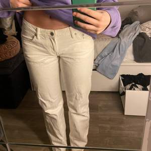 Lågmidjade jeans från Weekday i modellen arrow low. Har sprätt ner dom nere så dom passar perfekt på mig som är 171. Bra skick endast använda några gånger. Storlek 29/32 men skulle säga att dom är ganska små i storleken då dom passar mig perfekt som är en S/M i byxor. 🖤🖤