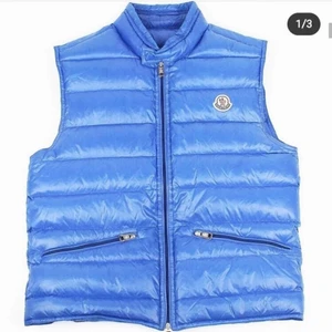 Moncler väst  - Moncler väst blå. Köpte den för ungefär 2 år sedan på Instagram. Knappt använd då den gick sönder i ena fickan därmed priset (kolla sista bilden). Kontakt mig ifall ni vill se mer bilder. 1500kr eller högst bjudande. Priset kan diskuteras Mvh Alex