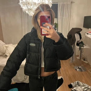Puffer jacket - Svart puffer jacket med vita trådsydda detaljer:) Den är i fint skick💕