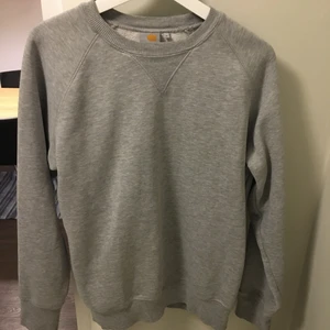 Collegetröja - Grå Collegetröja från carhartt. Lite urtvättad men finns inget annat att anmärka på. 