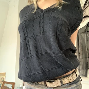 ⭐️Stickad väst⭐️ - Mysig oversized stickad väst. Storlek L men blir en snygg oversized for på både S och M⭐️⭐️⭐️