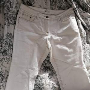 Vita/gräddfärgade jeans med bruna sömmar. Använder ej. I princip nyskick även fast de är runt 20 år gamla. Frakt betalas av köparen